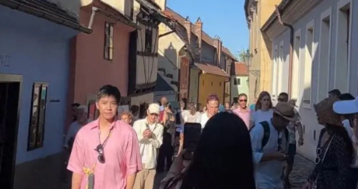 俞灏明带女友国外度假！罕见露烧伤手臂，王晓晨蹲拍男友甜度爆表