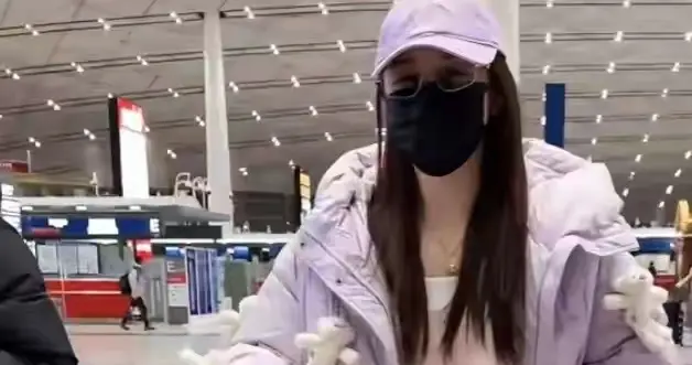 陈梦机场私服太惊艳，简约干净却美到移不开眼，青春感直接拉满