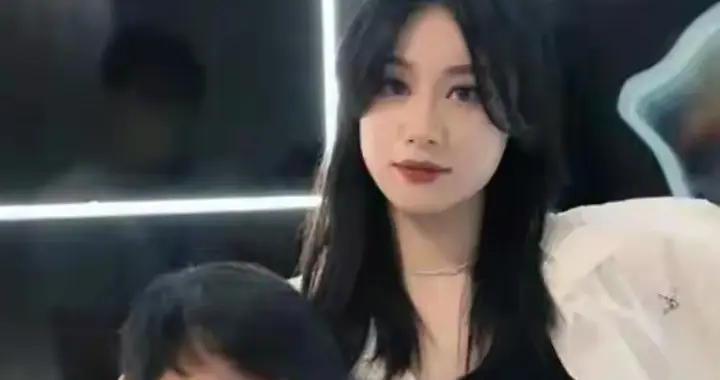 56岁范志毅陪妻女逛街，小17岁老婆年轻漂亮，腿比9岁女儿腿还细