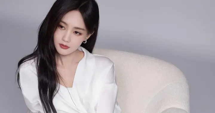李一桐修长美腿太撩人，姐姐这迷人感直接拉满！