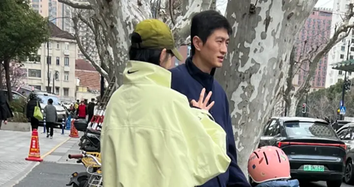 雎晓雯骑车遛娃，状态少女，金大川好显老，夫妻俩可不像姐弟恋