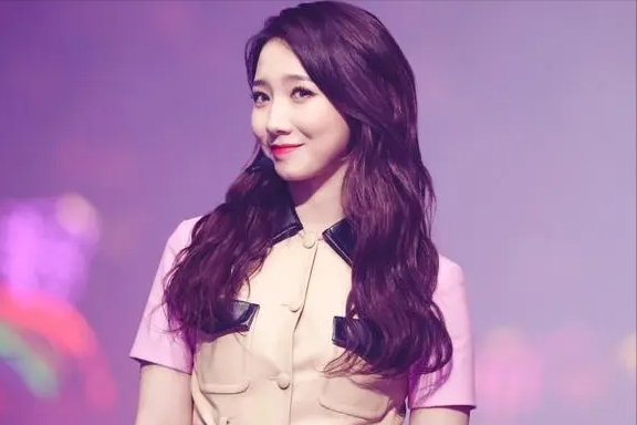 内娱最大的笑话！一个五线艺人竟然跑去开演唱会，结果大快人心