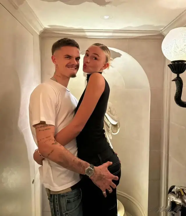 贝克汉姆儿子才21岁啊，与女儿的合照