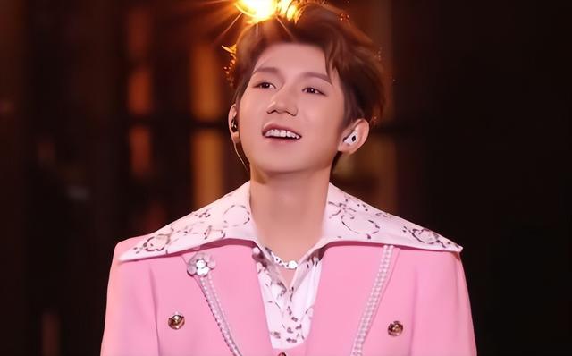 跑调，假唱，群魔乱舞，2025年的“跨年晚会”，简直让人一言难尽