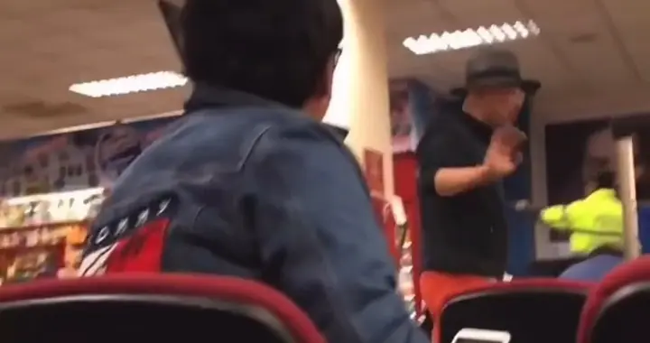 徐峥玻利维亚被偶遇，摆手拒绝合影，不让粉丝拍他，一脸不耐烦