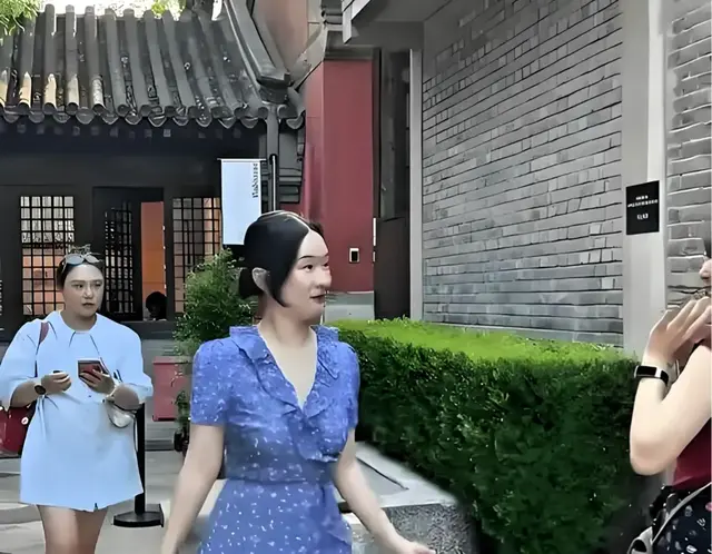 霍思燕被偶遇！110斤身材迷人，鼻子突现神秘痣，发缝成焦点！