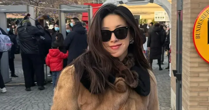 41岁朱珠全家亮相德国使馆集市，老公绅士穿搭，一家三口接地气