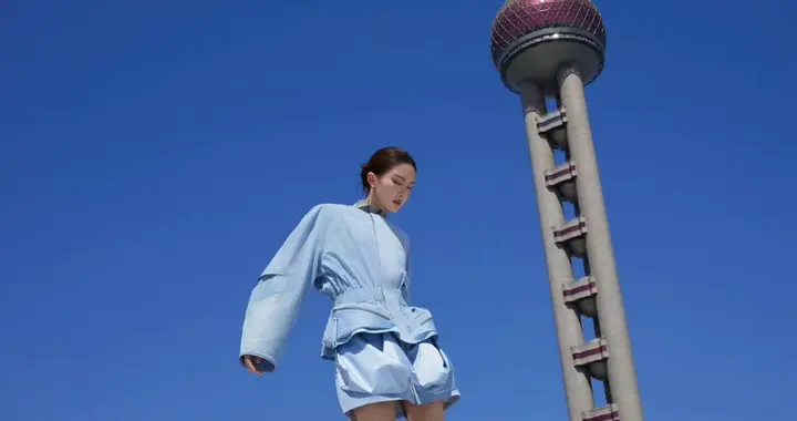 金晨，蓝色高跟短靴，高挑出众好身材 ???