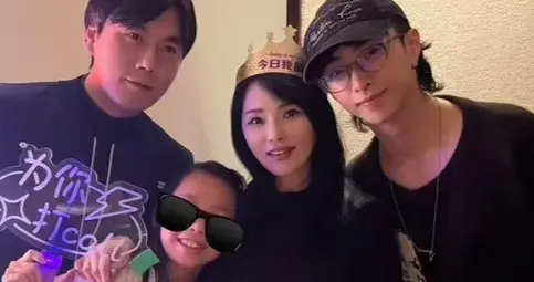 伊能静在上海庆祝58岁生日，小米粒送她金元宝，恩利和秦昊陪着她