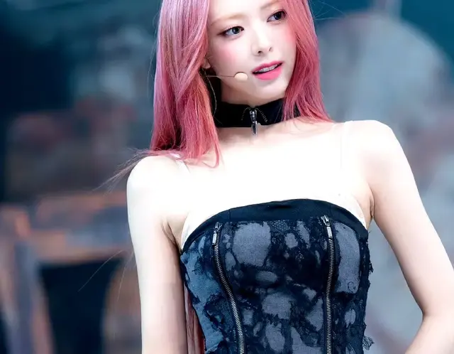 申有娜舞台蕾丝裙太火辣了，把舞台都点燃了