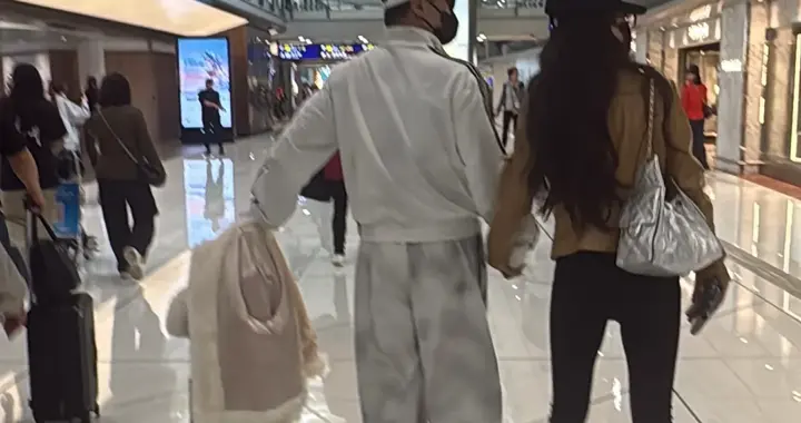 汪峰和森林北现身机场，假期带女友逛街又度假，章子怡负责带两娃