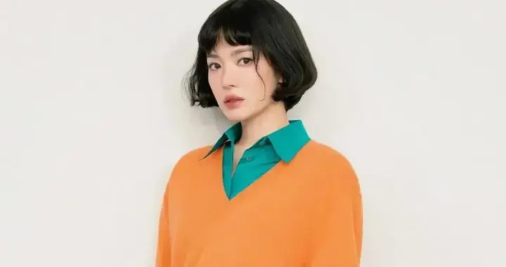 43岁宋慧乔换短发后大变样！橘色V领针织衫叠穿衬衫，时髦又高级