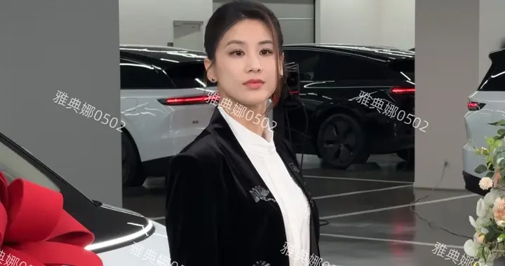 黄圣依离婚后脸变得幼态年轻了，但打扮像微商气质像网红不像明星