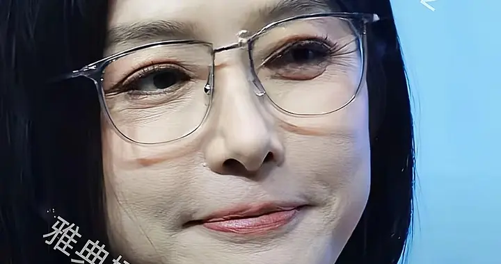 终于知道秦岚为啥不好好穿衣服非要露肩因为她脸已经扛不住镜头了