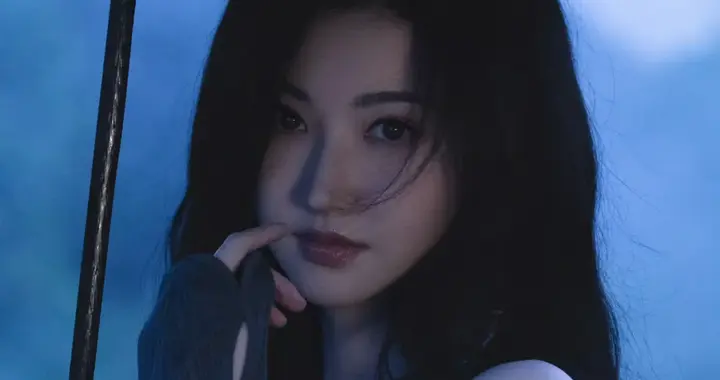 景甜雨中撑伞的样子太美了