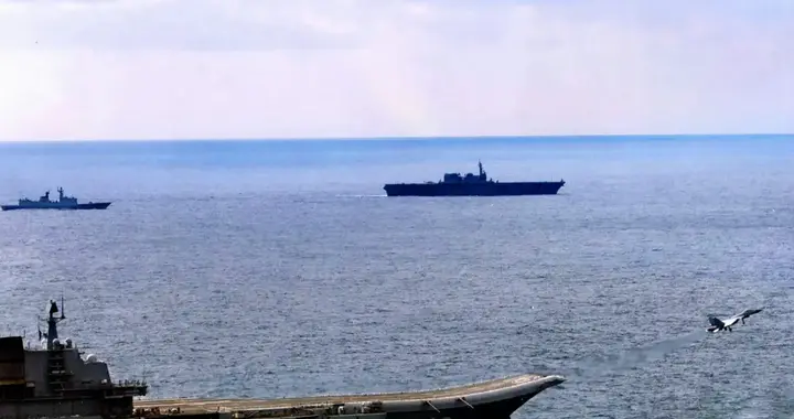 日舰出港，中日航母首对峙，右翼称现异常，辽宁舰闯日本禁区？