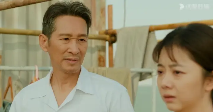 戏混子醒醒吧！五官乱飞，一哭就咬嘴唇，难怪王劲松都带不动她