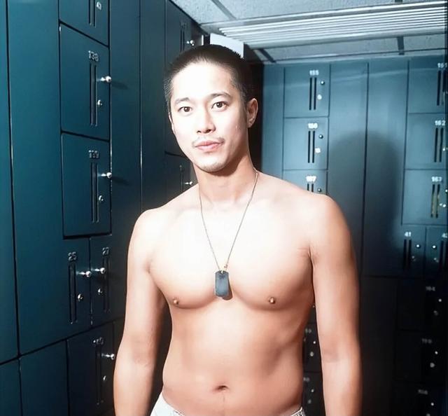 突发！香港知名男星再度病重，赴美国接受手术，妻子宣布紧急停工