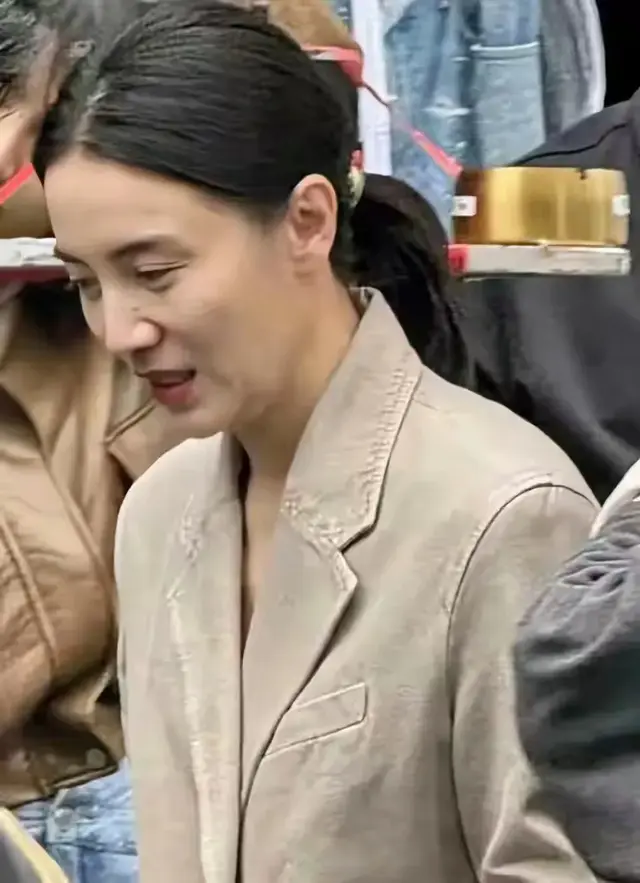 宋佳并不年轻，有白发皮肤自然下垂，穿着素雅但气质高级不媚俗