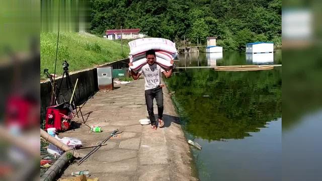 钓鱼人在那一坐几个小时不会无聊吗？空军 打窝王别进，评论笑死了