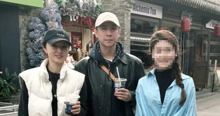 董璇陪张维伊回乡给公婆扫墓，本人又白又美又年轻，47看着像37
