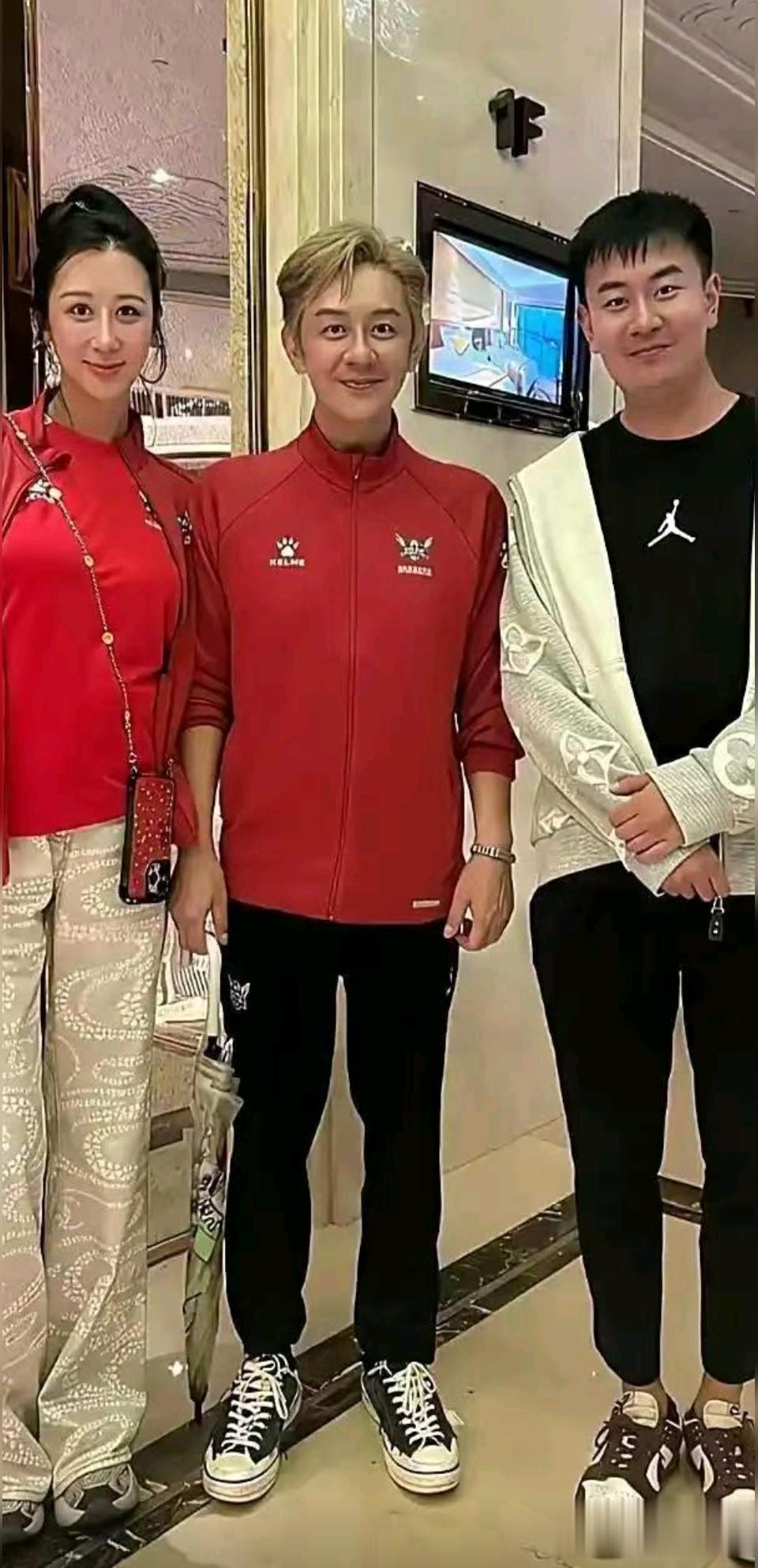 56岁陈浩民和老婆蒋丽莎入住一家豪华酒店，这次露面状态非常差