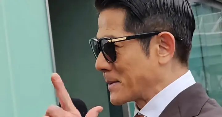 61岁郭富城春晚后苍老一圈！赛马会怼脸拍显疲惫，颈纹褶子藏不住