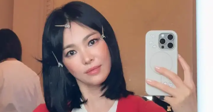 宋慧乔更新巴黎日常，穿白色开衫搭牛仔裤，妆容和穿搭都一言难尽