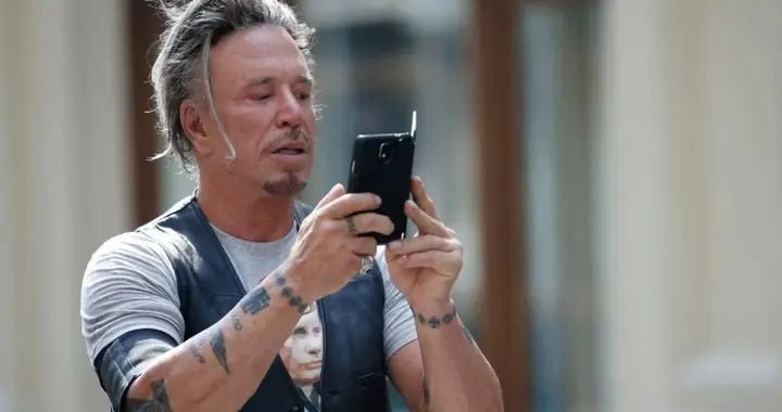 好莱坞性感男神，跌入谷底再逆袭！然而现在，又快成流浪汉了