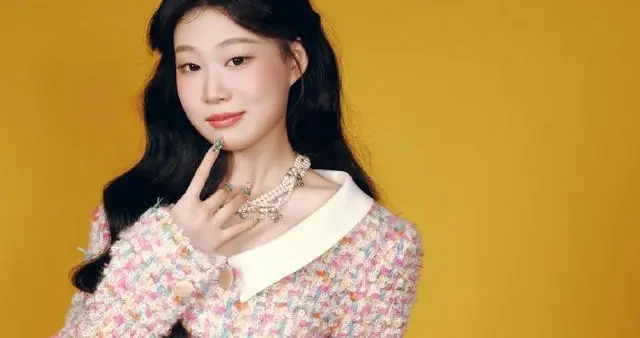 19岁沈佳润爆红：杂志封面造型引发热议，网友狂赞“这才是少女感