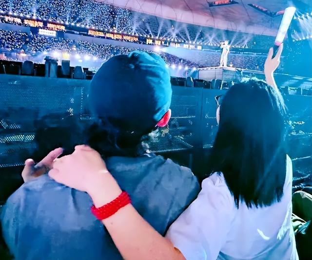 50岁何炅亲密照上热搜，女子身份曝光，全网怒赞：原来是她！