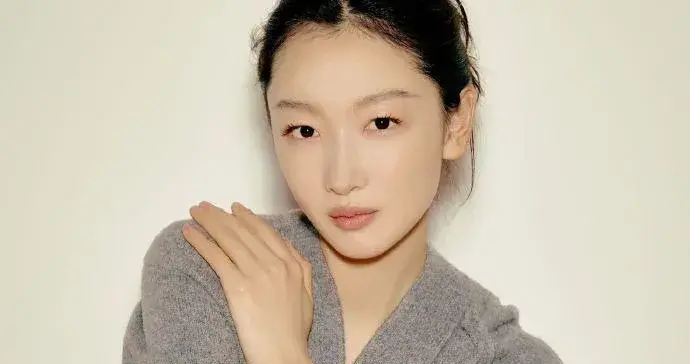 周冬雨增肥后大变样！穿灰色长款开衫+围巾+百褶裙，时髦又高级