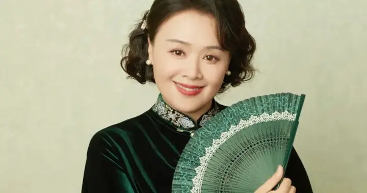 她是海清同班同学，演技好，长得漂亮，嫁清华大学教授恩爱至今