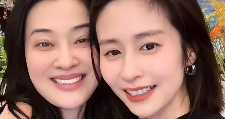 梅婷帮颖儿布置别墅，戴橡胶手套热得穿T恤，付辛博帅照抢镜