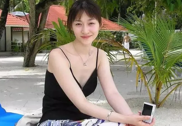 原来她才是“人间尤物”,4个男人搅乱一池春水,47岁被宠成公主