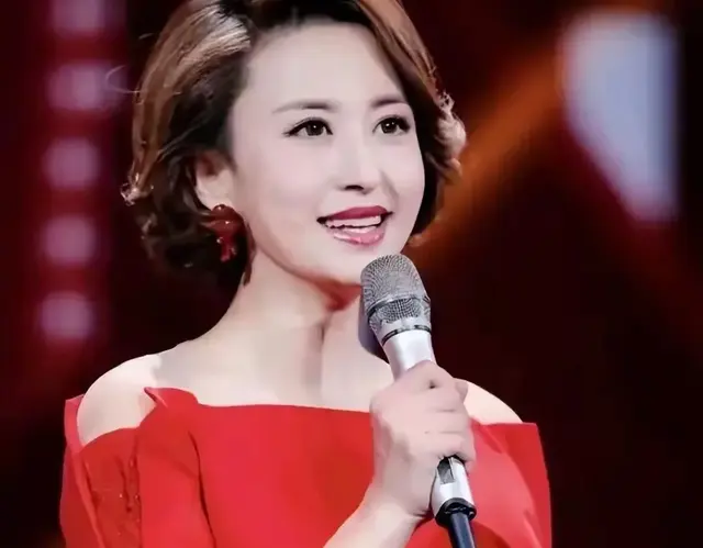 摊牌了，45岁张蕾突然官宣新身份！全网恭喜，怪不得会离开央视