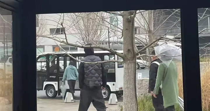 魏晨一家五口度假被偶遇！183身高太惹眼，夫妻轮流抱3岁儿子超宠