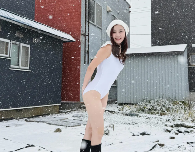 香港歌手李蕴北海道旅行大解放，雪地泳装秀好身材！