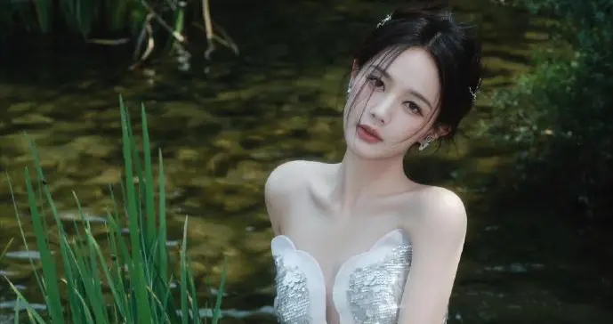 李一桐这身材比例，银色鱼尾裙简直是为她量身定制的！