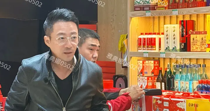 北京大栅栏偶遇汪小菲，他在给朋友买北京特产本人瘦高斯文很大方