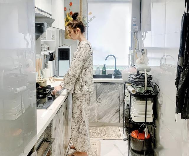 广东32岁女子晒离婚后一人食晚餐，在朋友圈火了，网友：过于真实