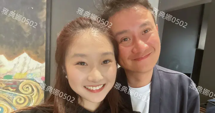马伊琍大女儿晒与文章的合影，她眉眼像爸气质像妈父女俩感情很好