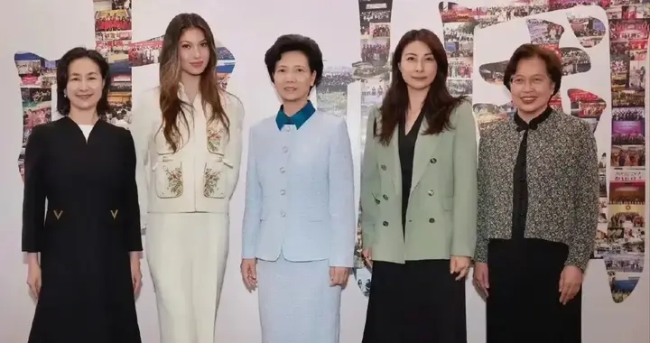 谷爱凌穿新中式现身香港，同框何超琼郭晶晶，合照站中间身高瞩目