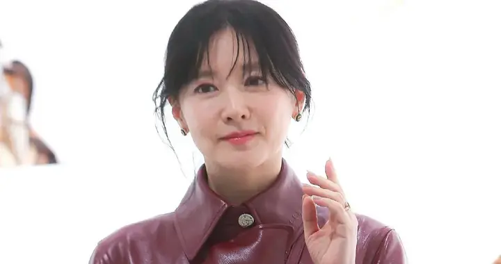 54岁李英爱换风格后大变样！穿安可拉红皮大衣+长筒靴 洋气又高级