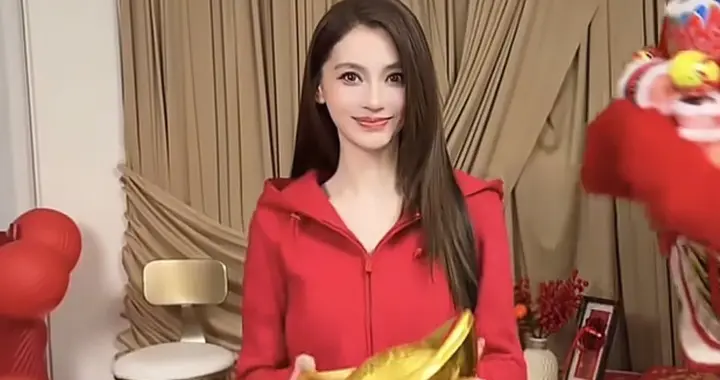 36岁杨颖庆新年穿搭：红色开衫+牛仔短裙，喜庆时尚，美出新高度