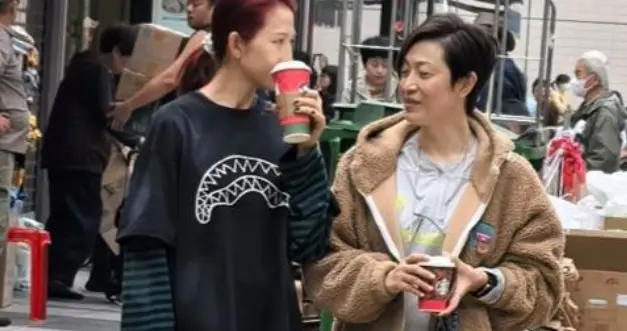 蔡少芬和闺蜜陈法蓉现身香港街头，两人穿着朴素，却喝名牌咖啡
