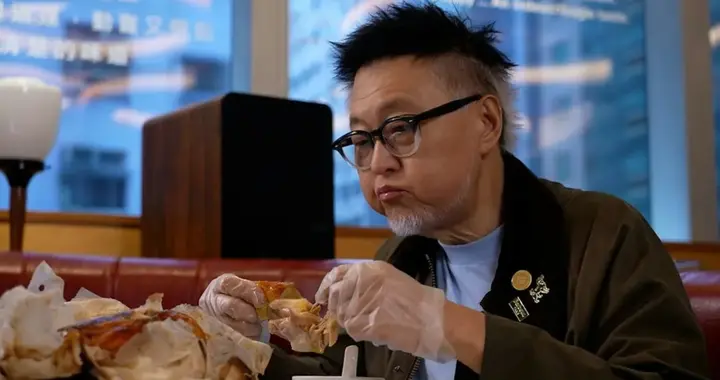 60岁知名港星近况曝光身形暴瘦，用拐杖弯腰走路被指像老翁