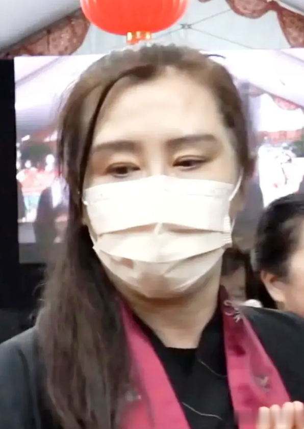 57岁王祖贤近照，面部变化大，头发浓密令人羡慕，身材纤细如少女