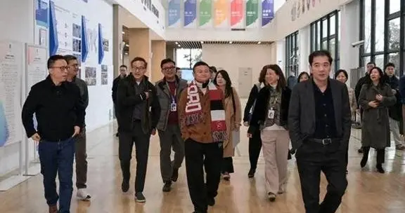 马云穿六万的拉夫劳伦外套 鞋是索康尼 鞋底一点灰也没有 很爱干净