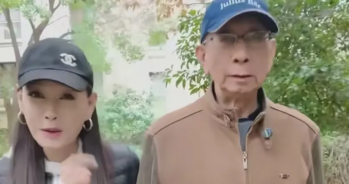 詹小楠女儿回国，睡到2点不起，全家一起包饺子，外公气质出众